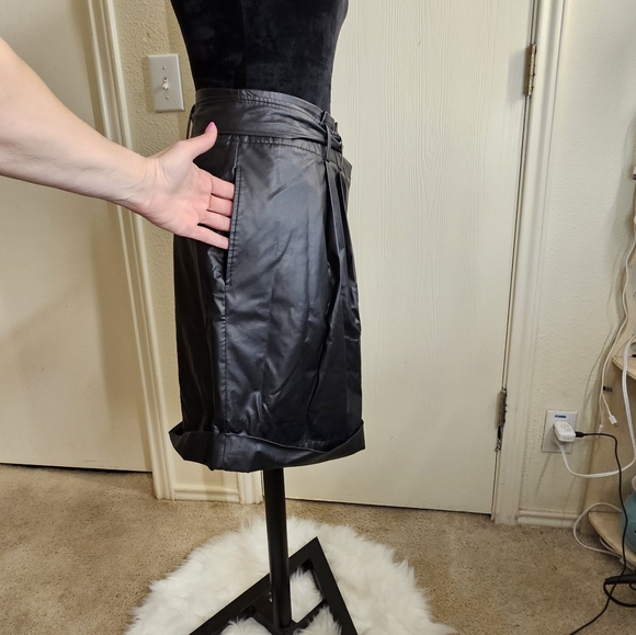 NWT Elizabeth & James Faux Leather Shorts - Picture 11 of 11